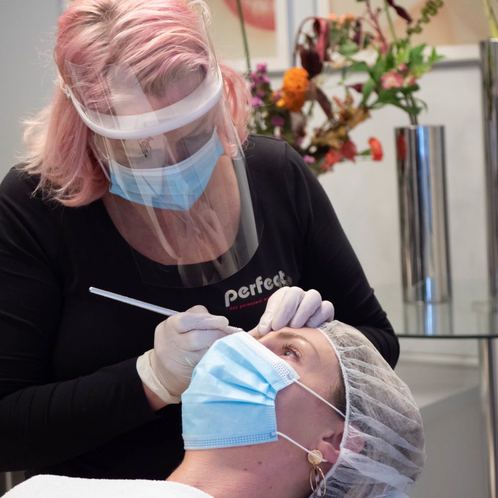 Permanent Make-up Arbeit – Brauen